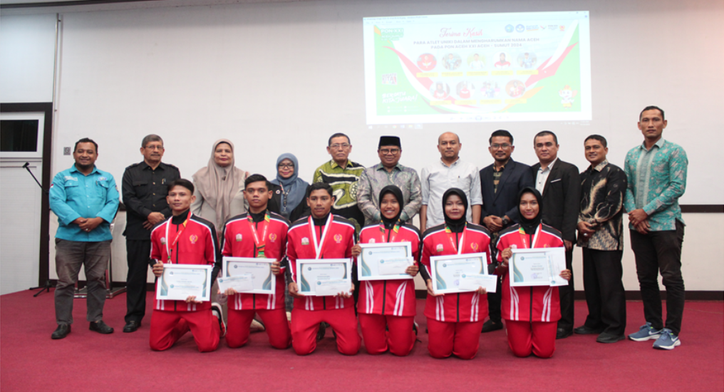 Penyerahan Penghargaan Kepada Para Atlet PON UNIKI Yang Sudah Berprestasi Pada PON Aceh – Sumut 2024